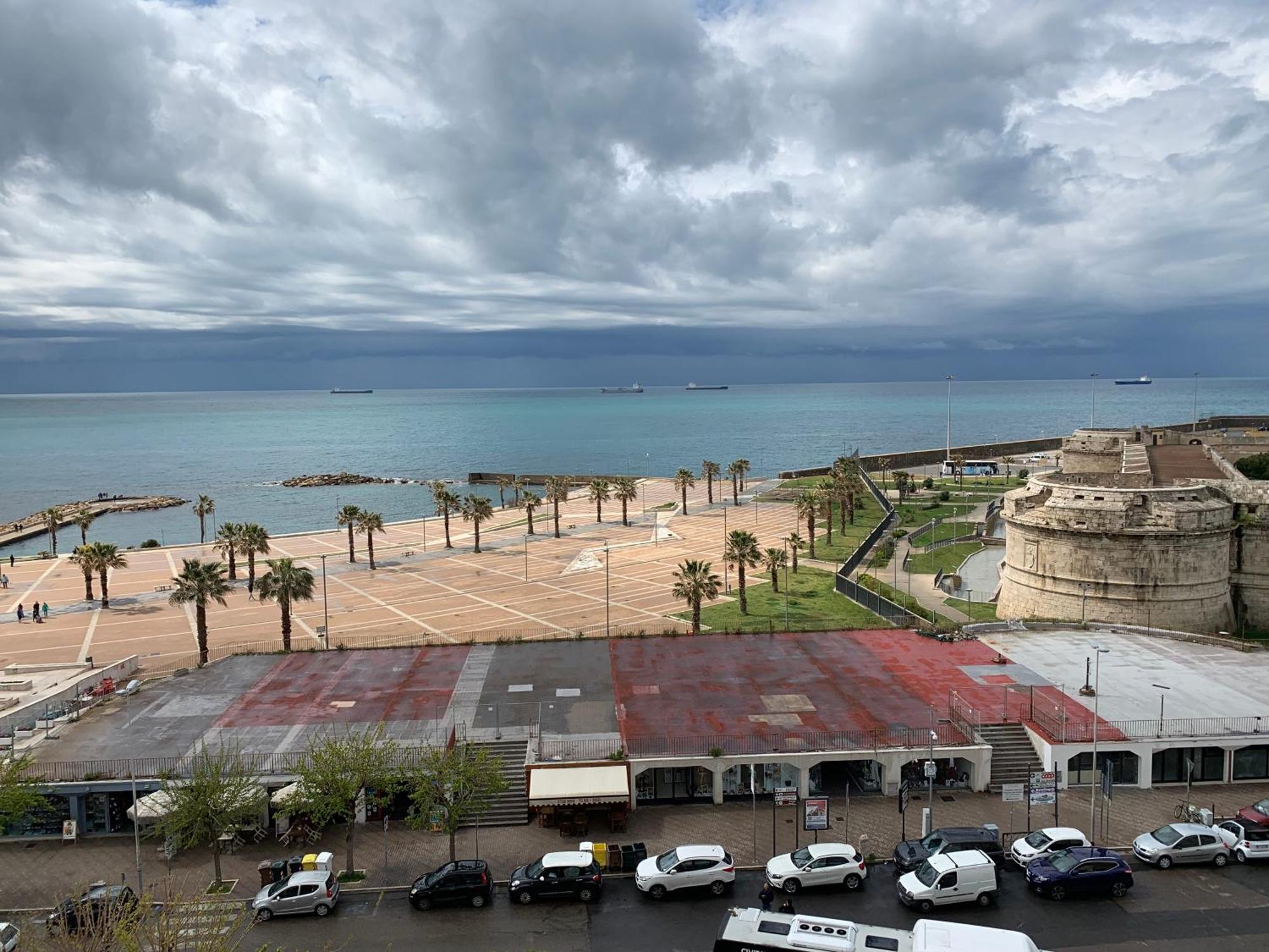 Hotel 7 Bell'S House Civitavecchia Esterno foto