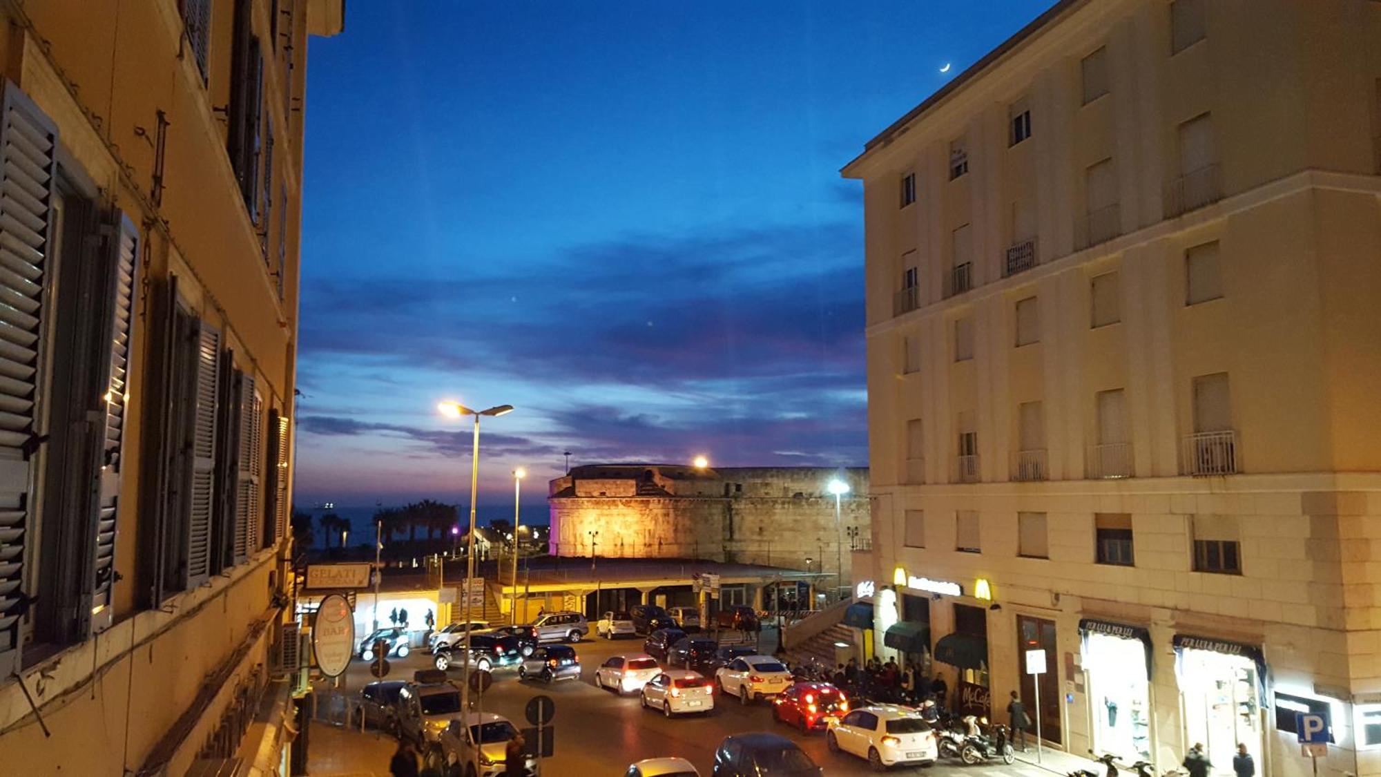 Hotel 7 Bell'S House Civitavecchia Esterno foto