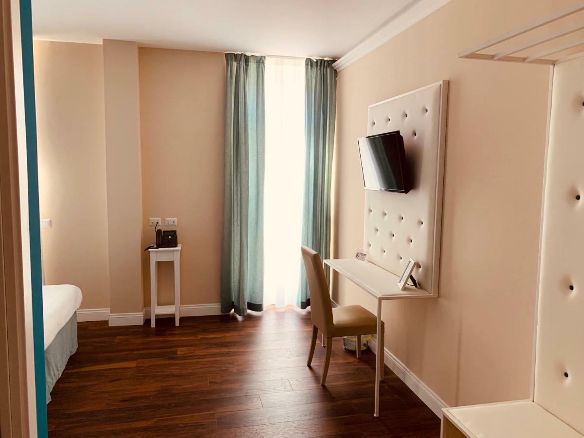 Hotel 7 Bell'S House Civitavecchia Esterno foto