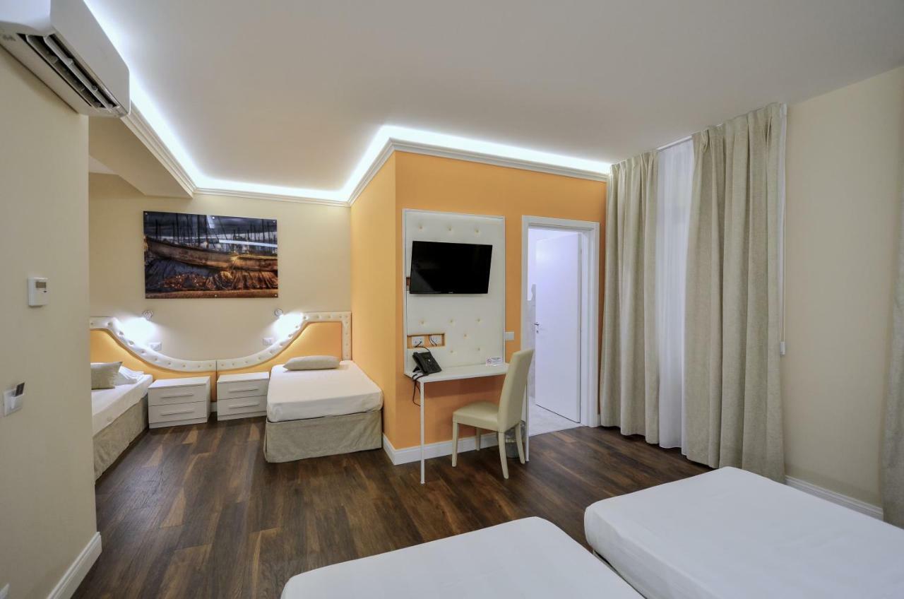 Hotel 7 Bell'S House Civitavecchia Esterno foto